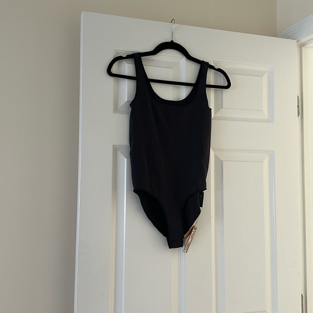 SKIMS Essential Scoop Neck Bodysuit- Onyx - S/M - Perfect condition